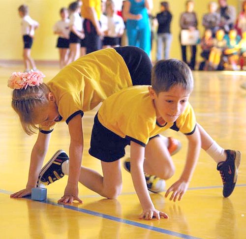 Урок спорт игры. Детские спортивные игры. Подвижные спортивные эстафеты для детей. Дети на физкультуре в школе. Физическая культура в начальной школе.