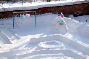 фигуры из снега на детской площадке